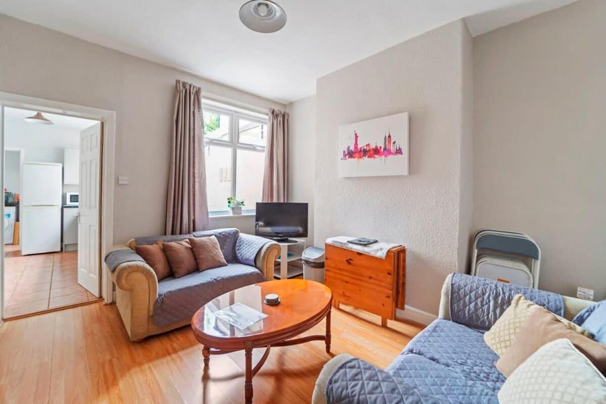 4 Bed Homely Retreat - Wolverhampton Exteriör bild