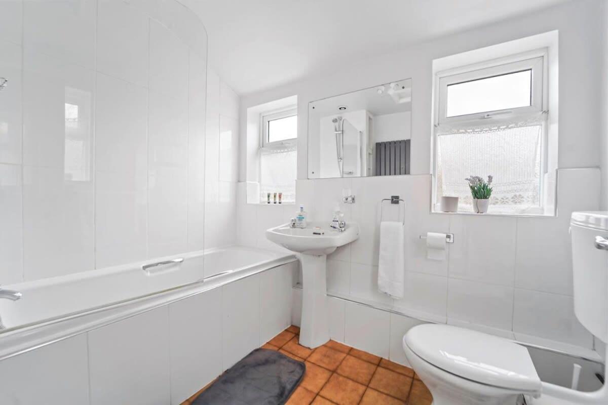 4 Bed Homely Retreat - Wolverhampton Exteriör bild