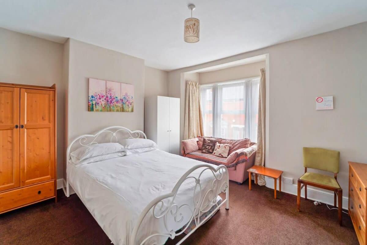 4 Bed Homely Retreat - Wolverhampton Exteriör bild