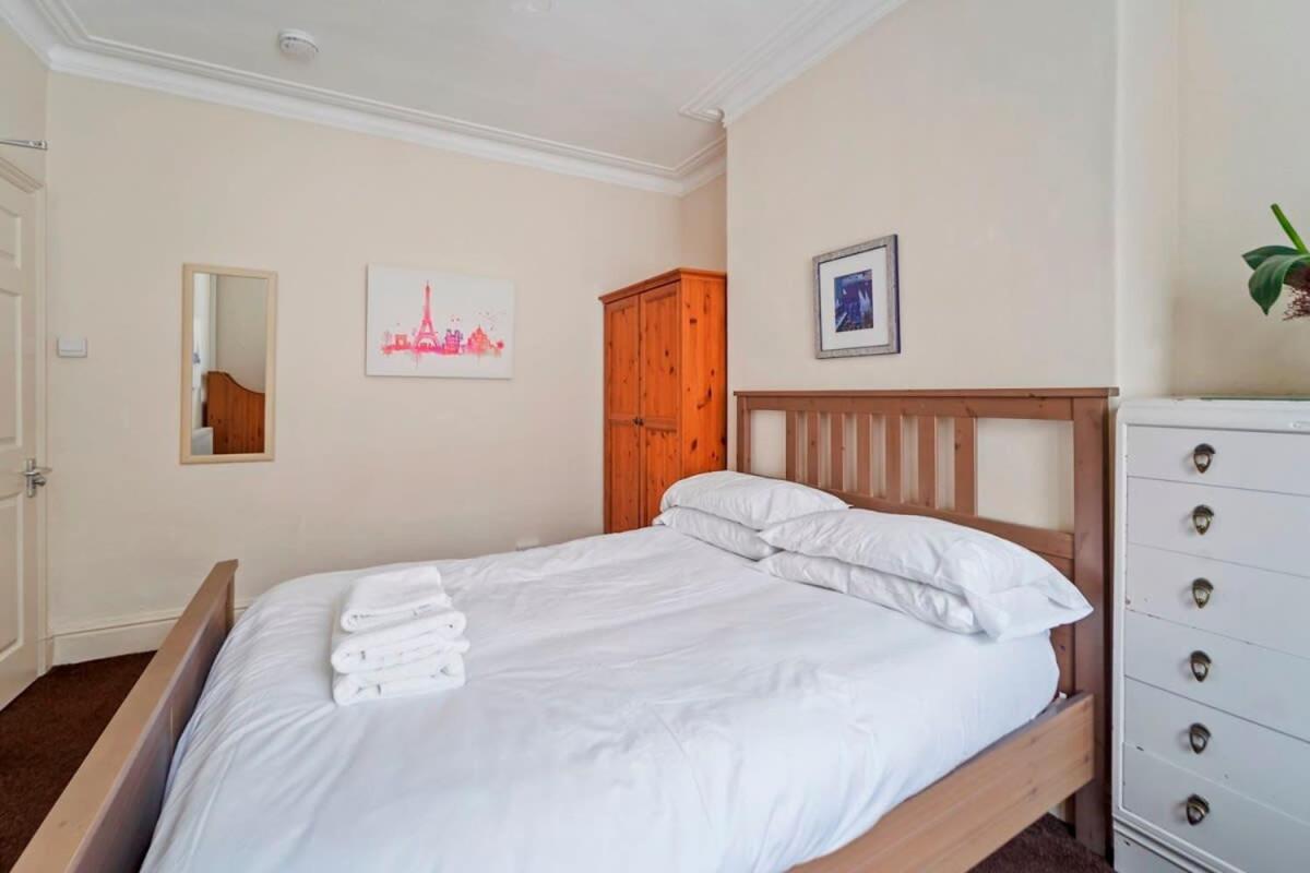 4 Bed Homely Retreat - Wolverhampton Exteriör bild