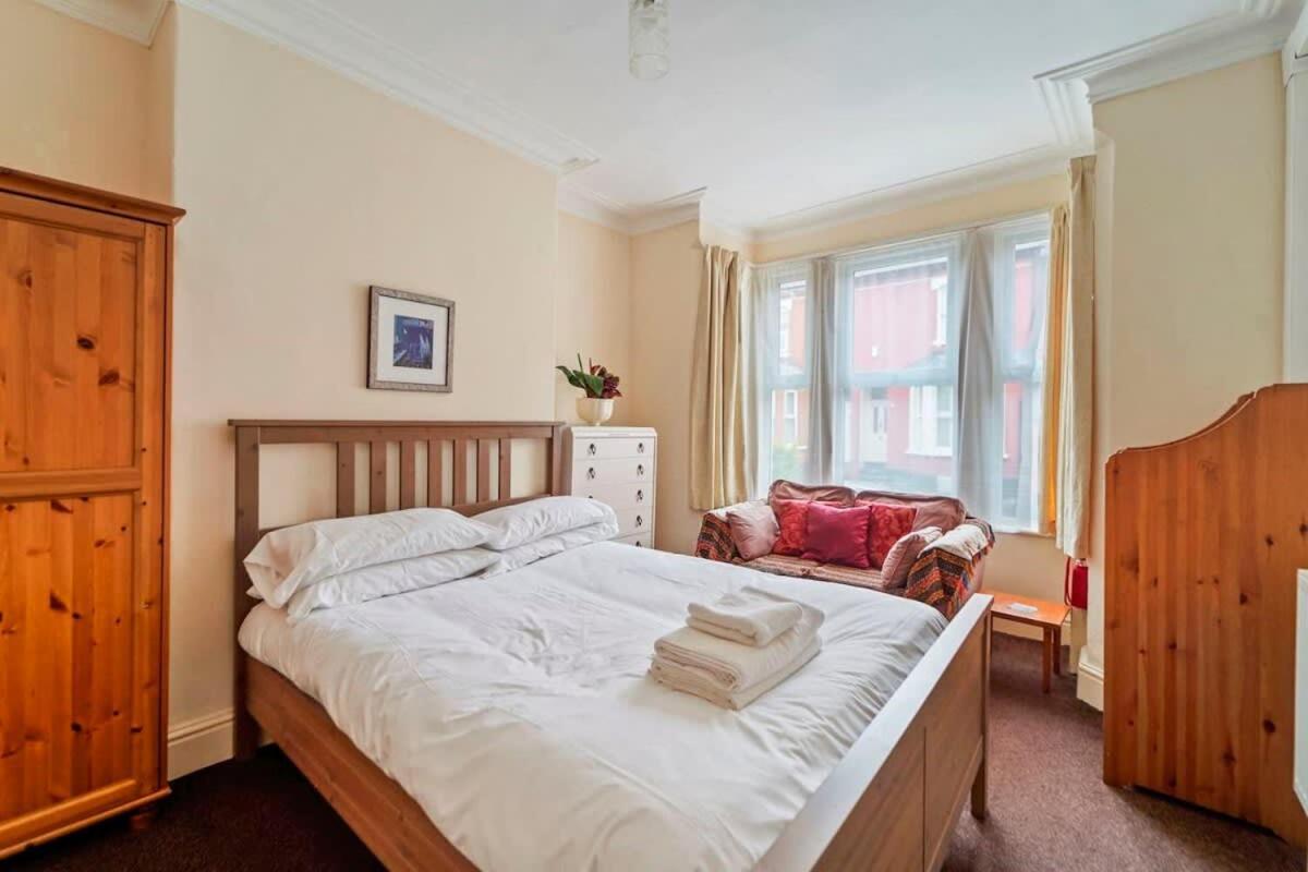 4 Bed Homely Retreat - Wolverhampton Exteriör bild