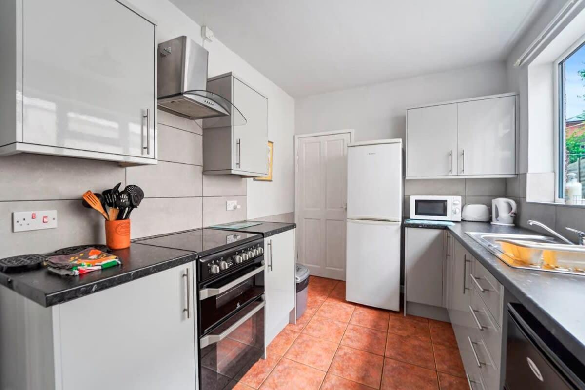 4 Bed Homely Retreat - Wolverhampton Exteriör bild
